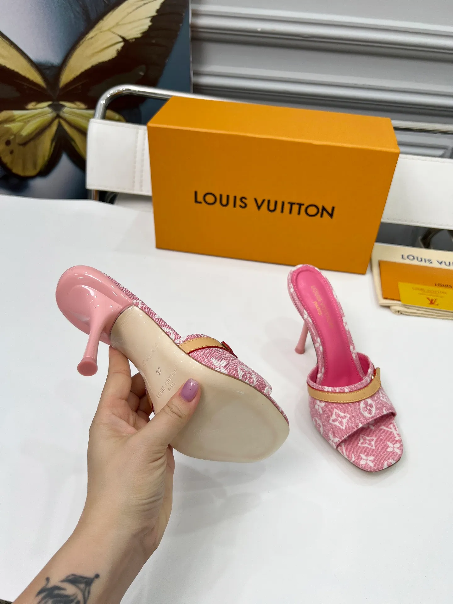 👟👟Ex-factory price 440👟👟 LV new denim kitten heel slippers 2025 summer must-have for goddesses, original replica, super comfortable on the feet. Show off the queen's temperament, the heel height is 9.5CM, which shows your temperament without being tiring. Leather outsole. Standard code: 35-42 (41 and 42 codes are customized, non-returnable and non-exchangeable)